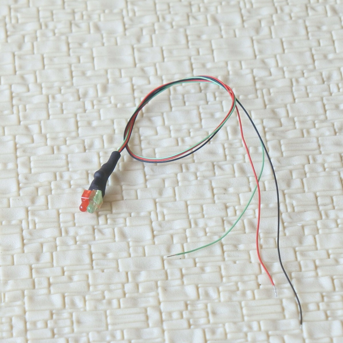 5 x pre-soldered 2mm bicolor LEDs flashing red + constant green wired resistor